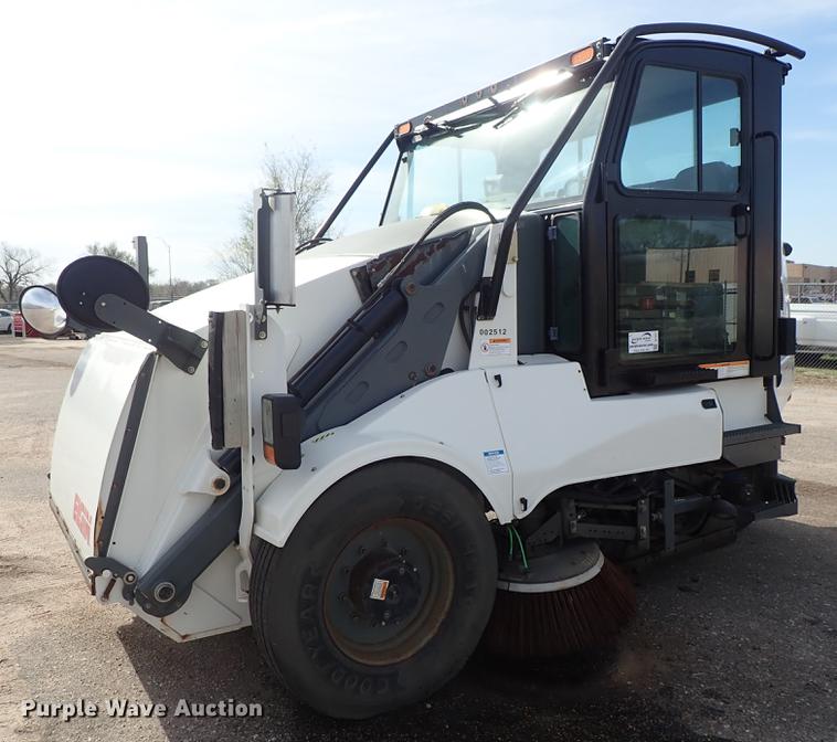 2012 Elgin Pelican NP street sweeper - DF1071