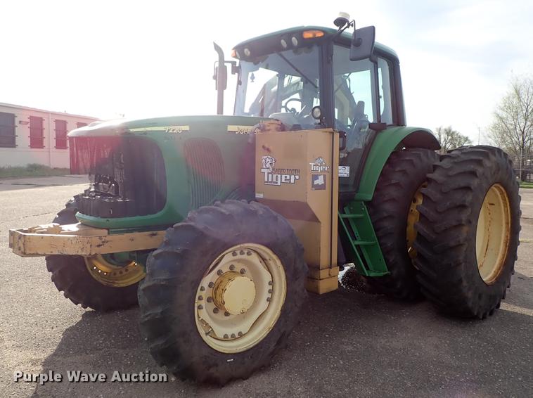 2007 John Deere 7220 MFWD tractor with side boom mower - DF1072