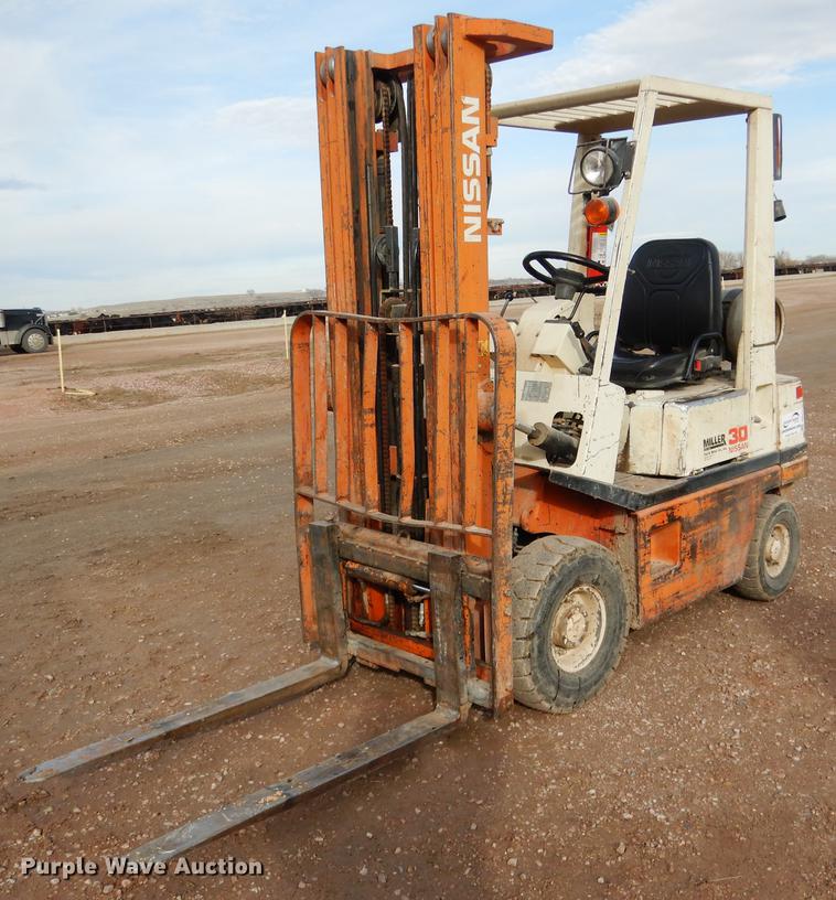 Nissan 30 forklift - DG5772