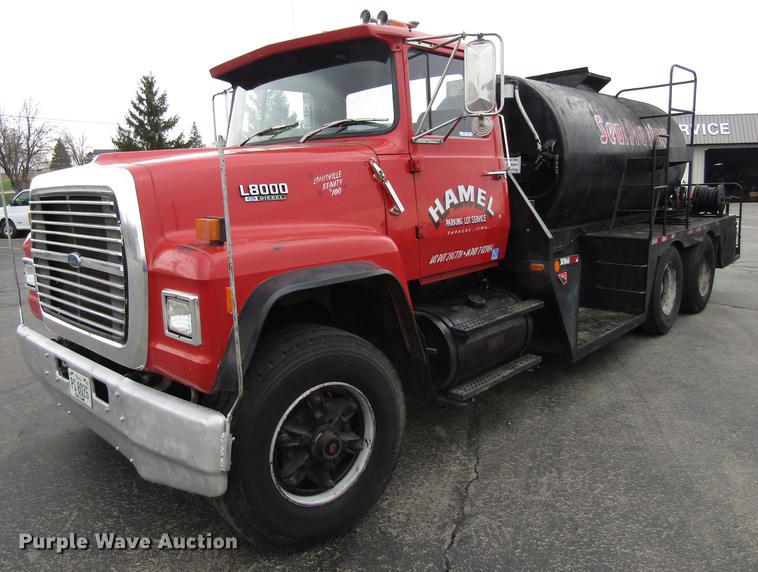 1990 Ford LT8000 seal coat truck - EU9613