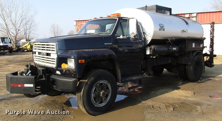 1994 Ford F700 oil distributor truck - FJ9626