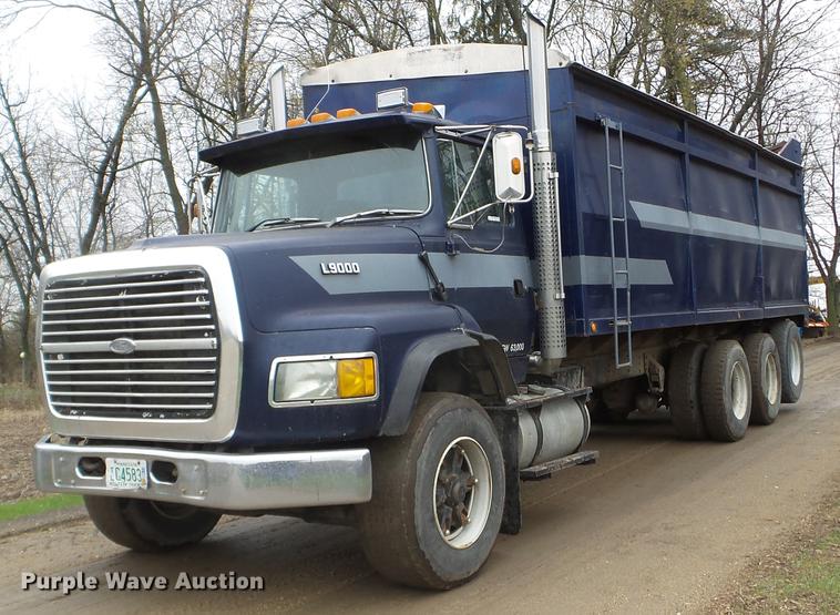 1993 Ford L9000 grain truck - FM9316