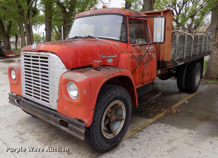 1971 International Loadstar 1700 dump truck - FG9408