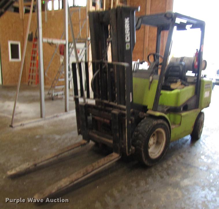 1996 Clark CGP30 forklift - DF8000