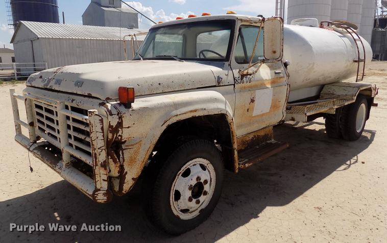 1976 Ford F600 tank truck - FG9491
