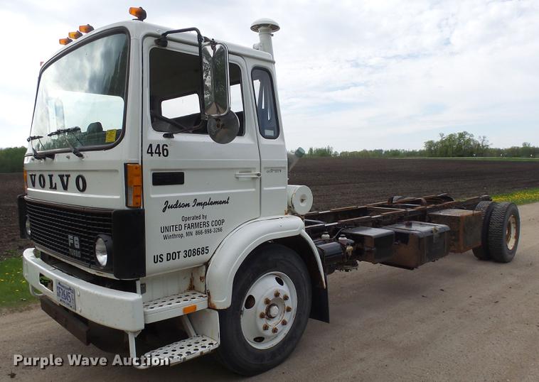 1985 Volvo F600 truck cab and chassis - DX9182