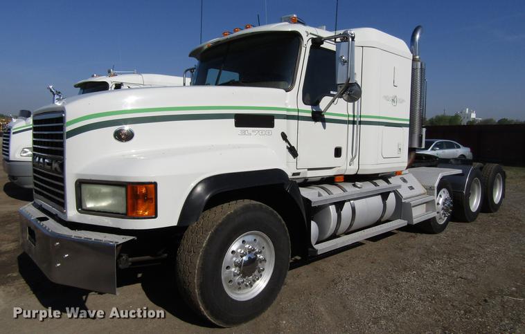 2007 Mack CL733 semi truck - EU9642