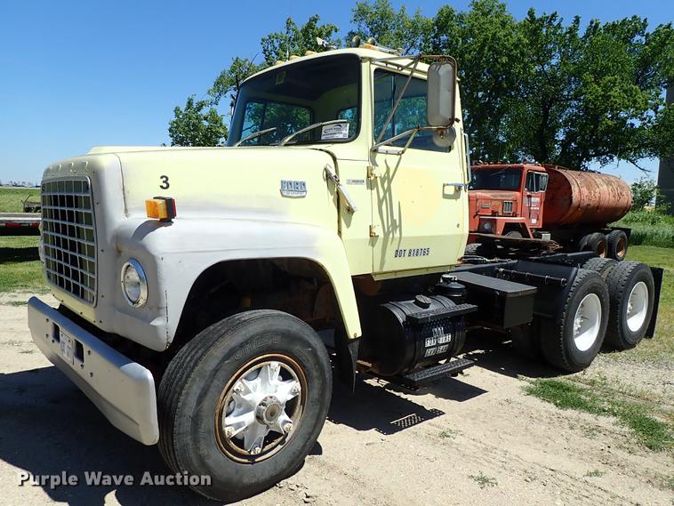 1982 Ford LT9000 semi truck - DE5401