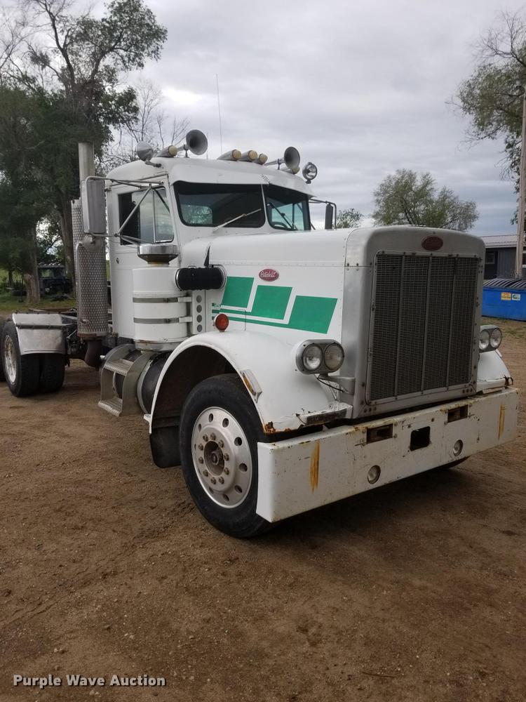 1972 Peterbilt 359A truck cab and chassis - DG1221