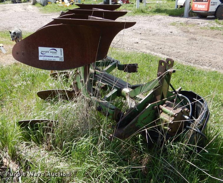 John Deere three bottom plow - DG5804