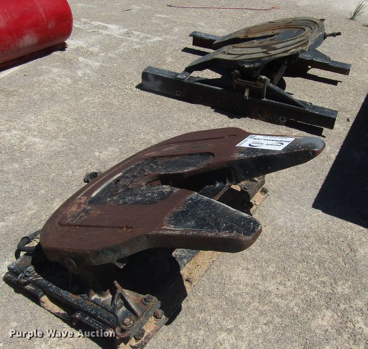 (2) fifth wheel hitches - DG1250