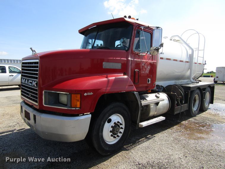 1991 Mack CH613 tank truck - EU9687