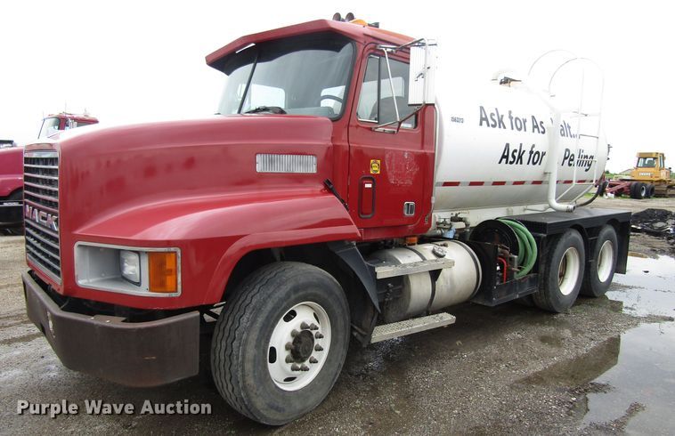 1991 Mack CH613 tank truck - EU9701