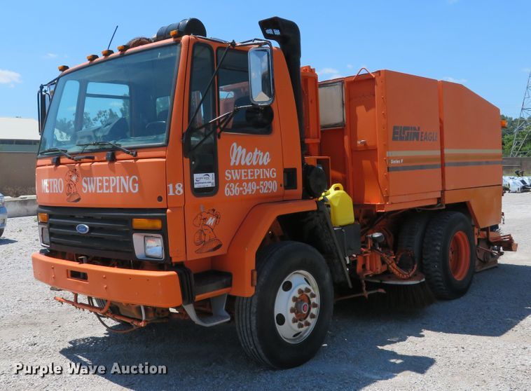 1997 Ford CF8000 street sweeper truck - DE8181