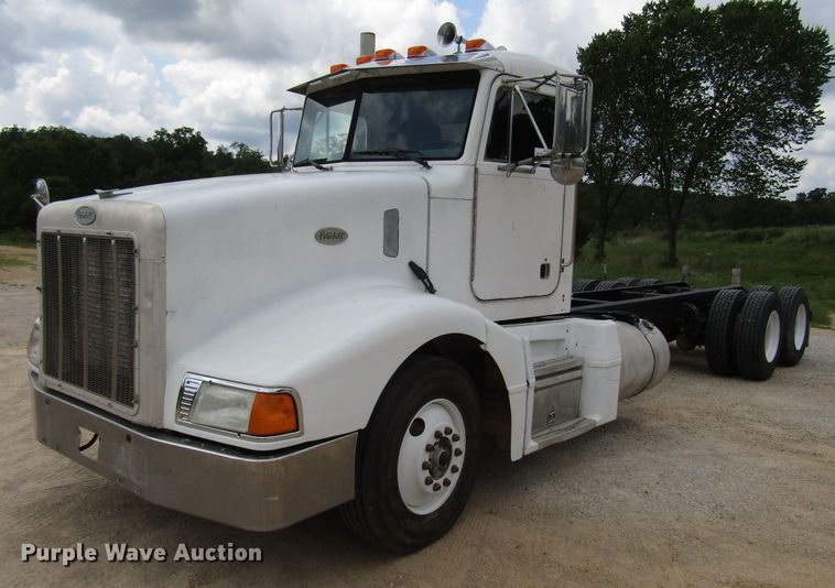 1999 Peterbilt 377 truck cab and chassis - DG1373
