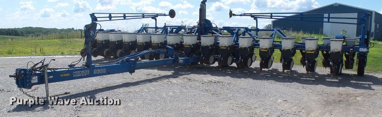 Kinze 3600 split row planter - DI0568