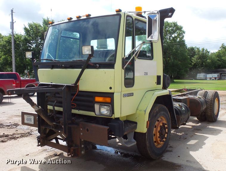 1992 Ford CF8000 truck cab and chassis - FU9336