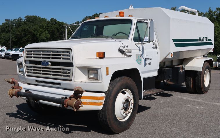 1992 Ford F700 water truck - DH3532