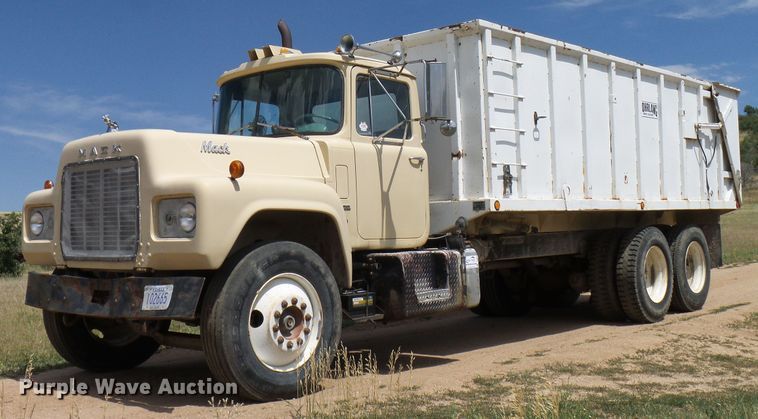 1966 Mack R611 grain truck - DD6044
