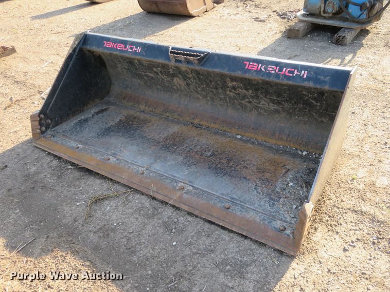 2014 Takeuchi 81"W skid steer bucket - FV9082