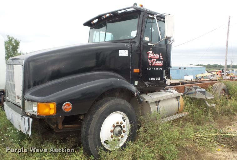 1990 International 9400 truck cab and chassis - DE2425