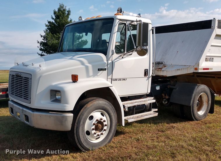 2001 Freightliner FL70 semi truck - DD7113