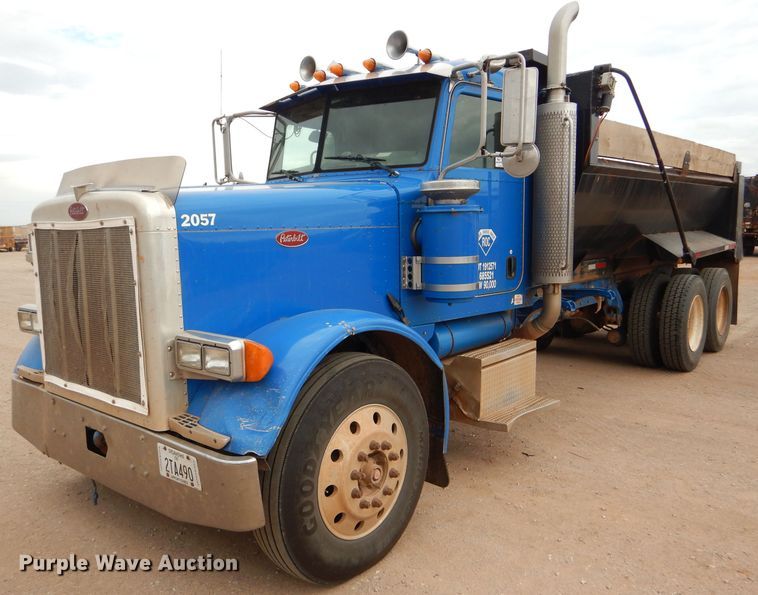 2005 Peterbilt 379 dump truck - DG0227