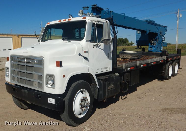 1985 International 2375 crane truck - DG5840