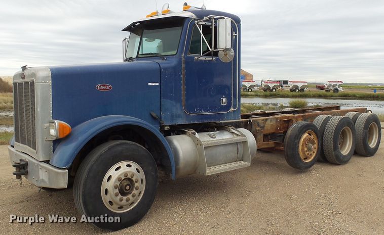 1993 Peterbilt 378 truck cab and chassis - EF9552