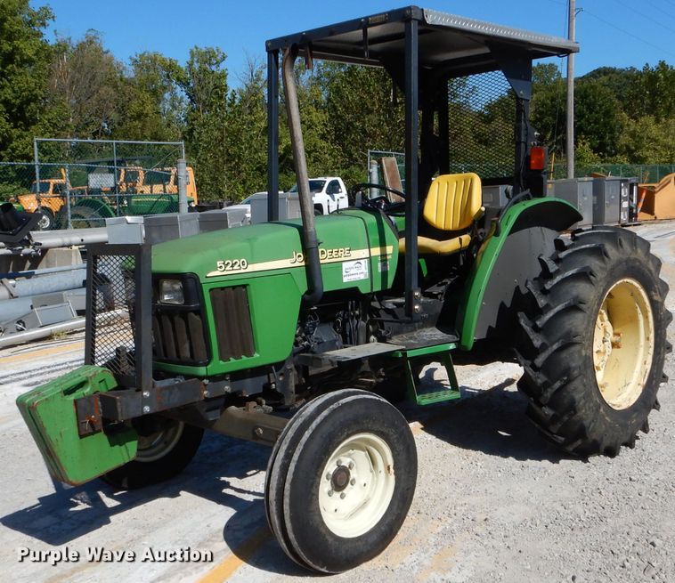 2003 John Deere 5220 tractor - DH2146