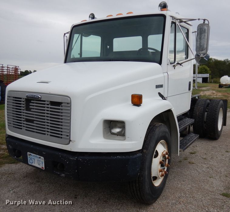 1999 Freightliner FL70 semi truck - GI9351