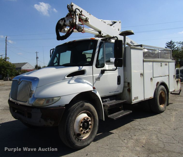 2003 International 4300 bucket truck - DG6506