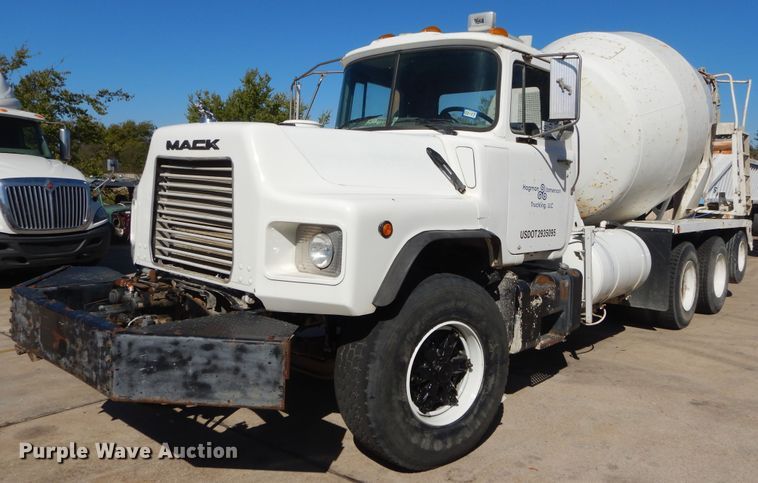 2000 Mack DM690S ready mix truck - DI1776