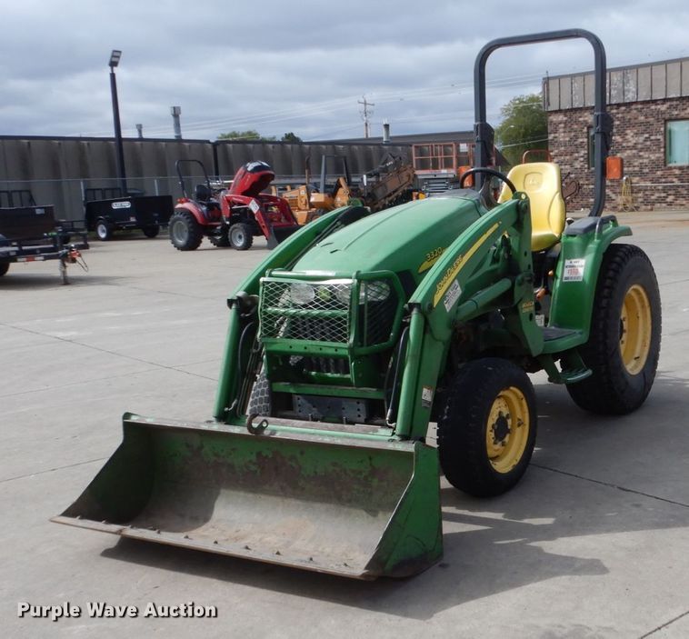 2006 John Deere 3320 tractor - EC9026