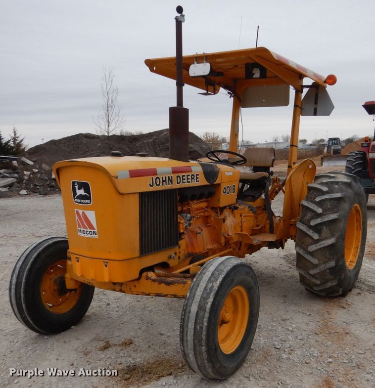 1982 John Deere 401B tractor - EC9121