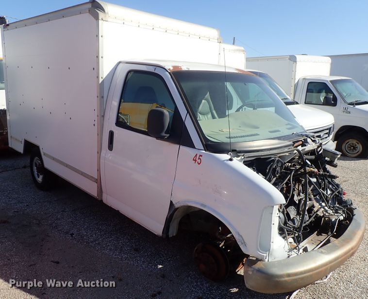 2001 GMC Savana box truck - DB7647