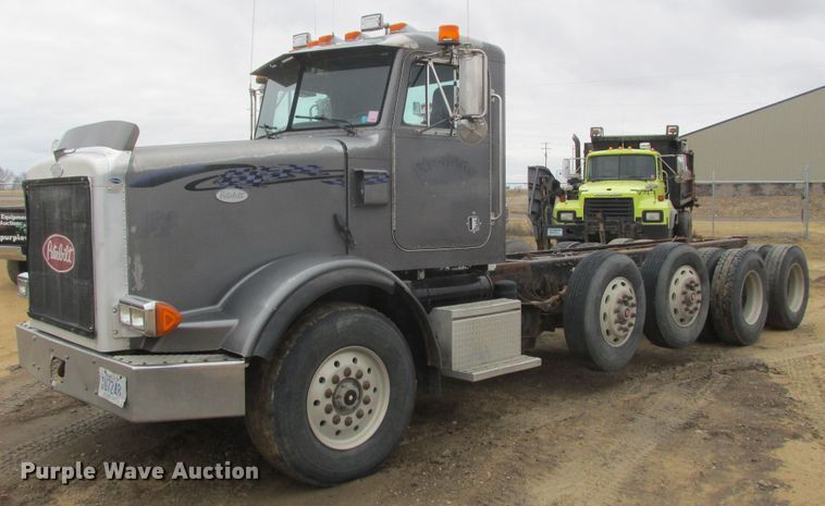 1996 Peterbilt 378 truck cab and chassis - DA8335