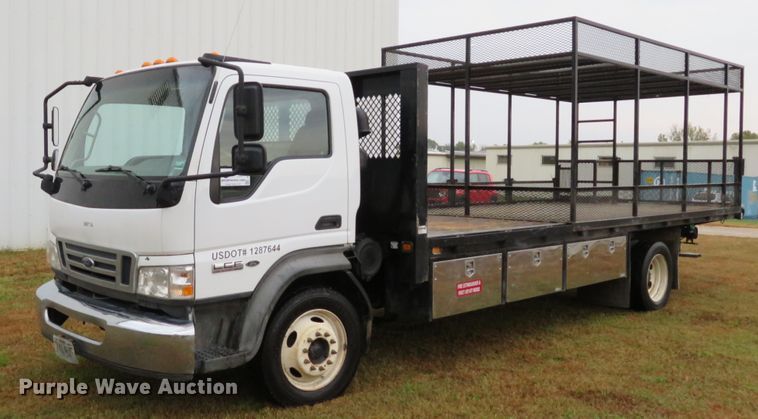 2009 Ford LCF flatbed truck - DH1627