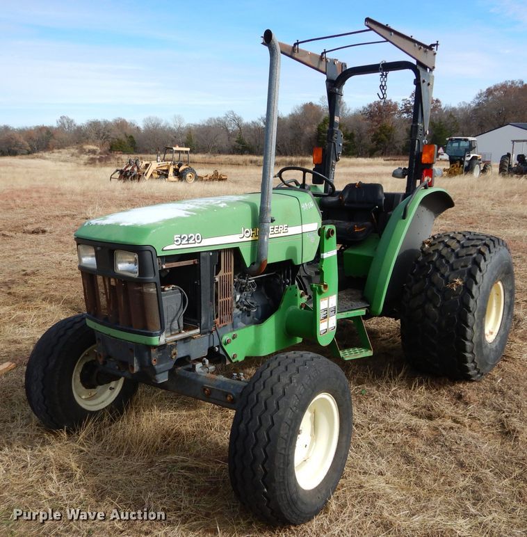 2003 John Deere 5220 tractor - GF9902