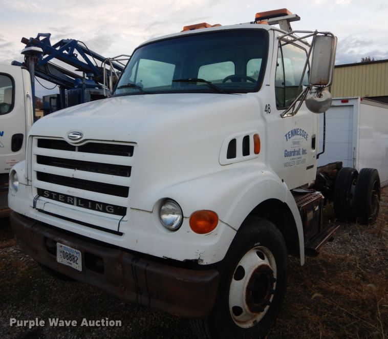 2000 Sterling L-Line truck cab and chassis - DH2245