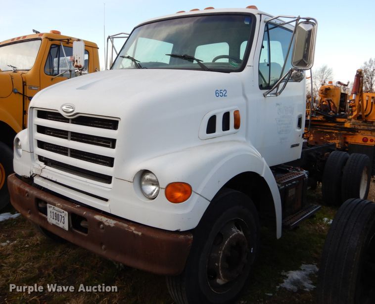 2000 Sterling L-Line truck cab and chassis - DH2246