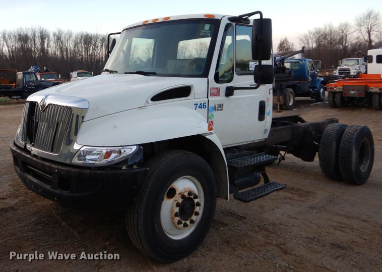2007 International 4300SBA truck cab and chassis - DH2247