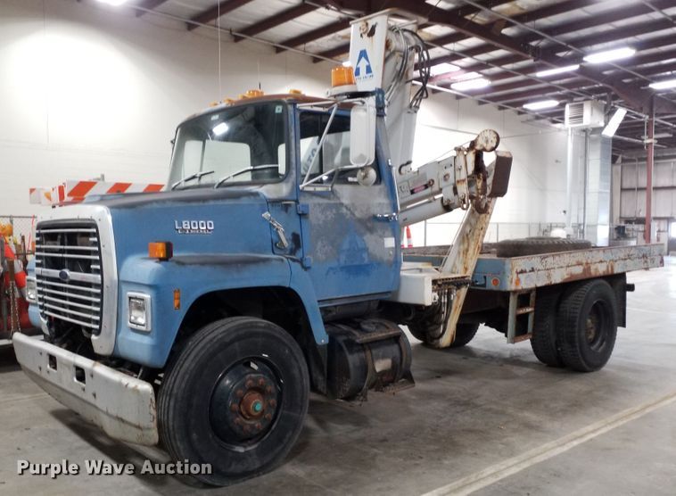 1988 Ford L8000 crane truck - GJ9172