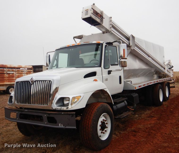 2003 International 7400 feed delivery truck - FF9242