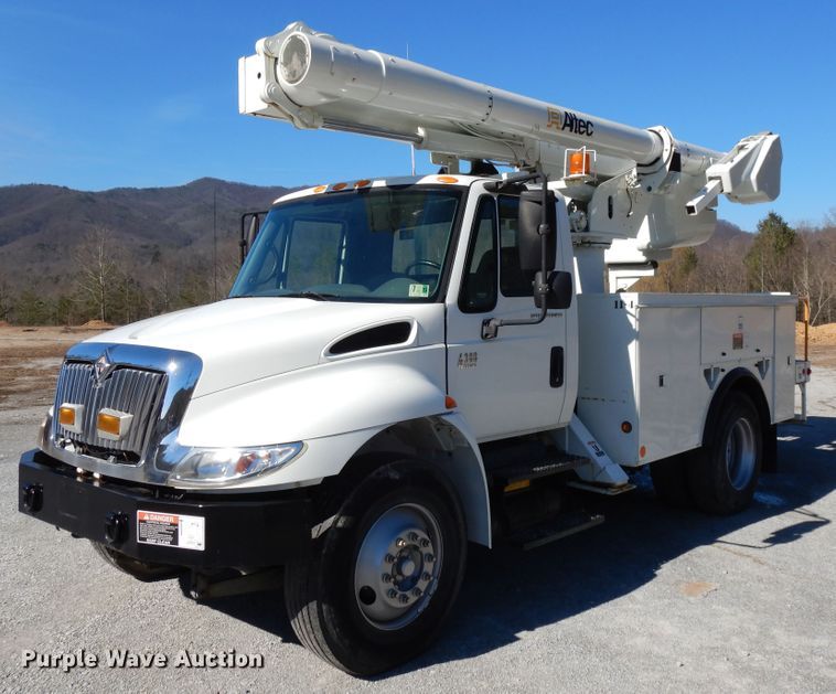 2005 International 4300 bucket truck - GH9002