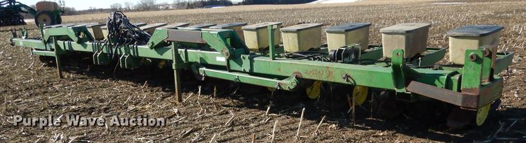 John Deere 7100 planter - DG5913