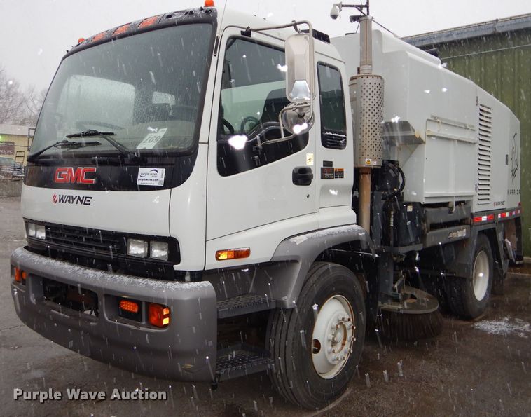 2004 GMC T7500 street sweeper truck - DH4379