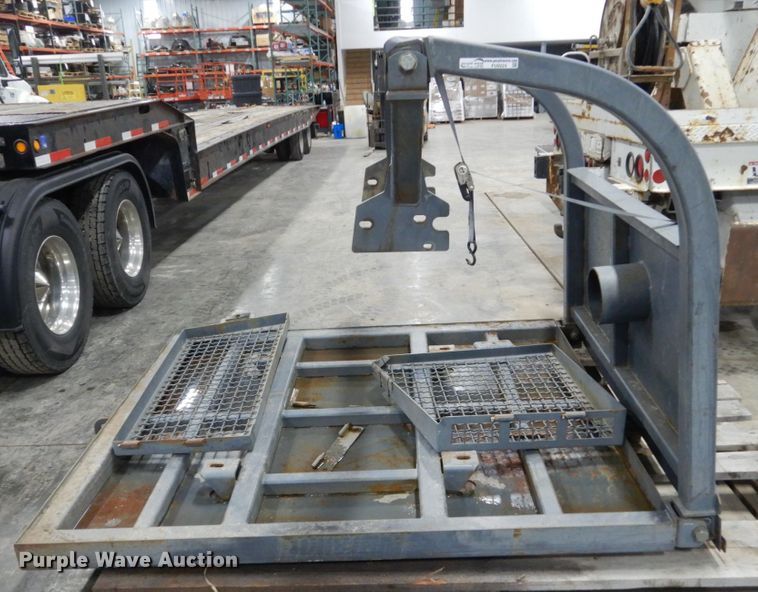 John Deere 750J dozer sweeps and screens - FU9224