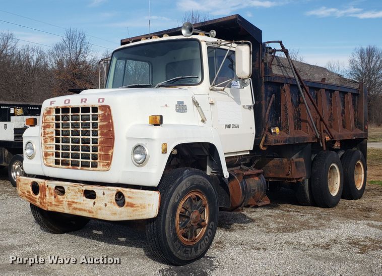 1982 Ford 8000 dump truck - L1435