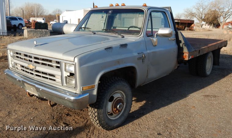 1985 Chevrolet K30 flatbed pickup truck - DF5867